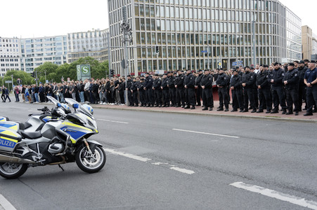 Schweigemarsch für den ermordeten Mannheimer Polizisten Rouven L. in Berlin