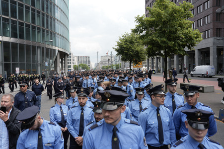 Schweigemarsch für den ermordeten Mannheimer Polizisten Rouven L. in Berlin