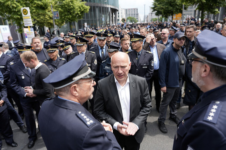 Schweigemarsch für den ermordeten Mannheimer Polizisten Rouven L. in Berlin