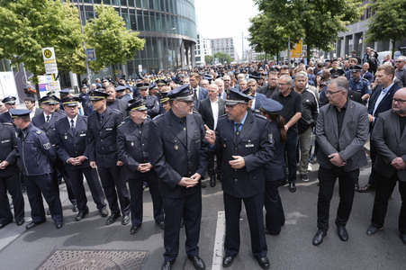Schweigemarsch für den ermordeten Mannheimer Polizisten Rouven L. in Berlin