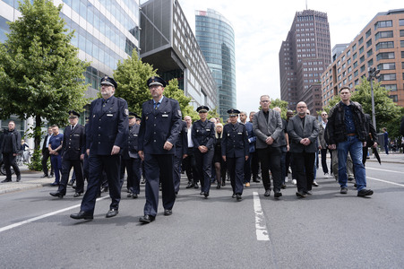 Schweigemarsch für den ermordeten Mannheimer Polizisten Rouven L. in Berlin