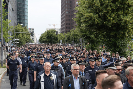 Schweigemarsch für den ermordeten Mannheimer Polizisten Rouven L. in Berlin