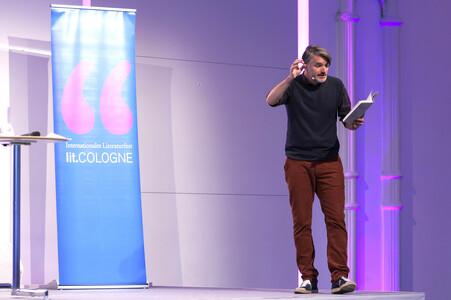 Saša Stanišić bei der lit.Cologne 2024 in Köln
