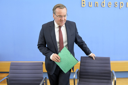 Bundespressekonferenz Neuer Wehrdienst in Berlin