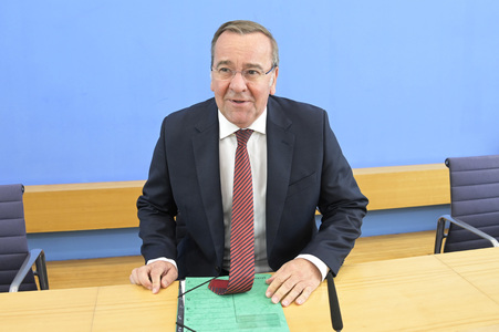 Bundespressekonferenz Neuer Wehrdienst in Berlin