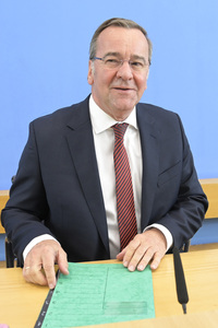 Bundespressekonferenz Neuer Wehrdienst in Berlin