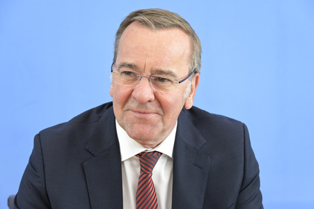 Bundespressekonferenz Neuer Wehrdienst in Berlin