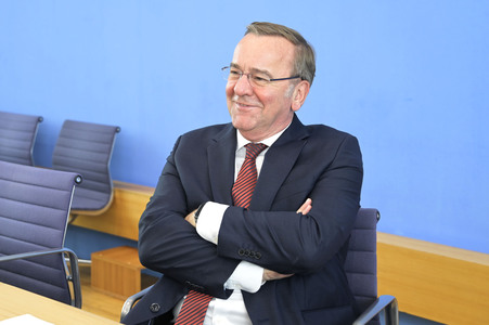 Bundespressekonferenz Neuer Wehrdienst in Berlin