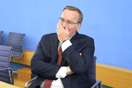 Bundespressekonferenz Neuer Wehrdienst in Berlin