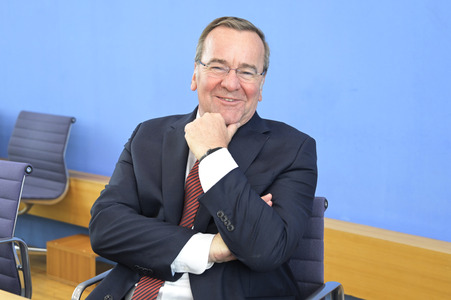 Bundespressekonferenz Neuer Wehrdienst in Berlin