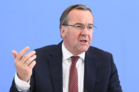 Bundespressekonferenz Neuer Wehrdienst in Berlin