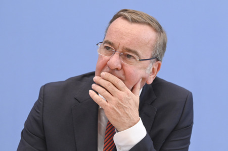 Bundespressekonferenz Neuer Wehrdienst in Berlin