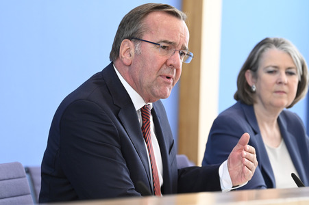 Bundespressekonferenz Neuer Wehrdienst in Berlin