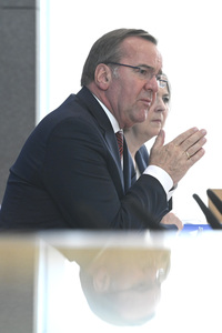 Bundespressekonferenz Neuer Wehrdienst in Berlin