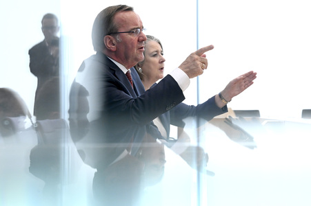 Bundespressekonferenz Neuer Wehrdienst in Berlin