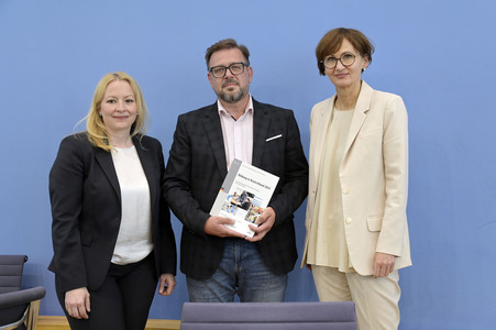 Bundespressekonferenz Veröffentlichung des Berichts 'Bildung in Deutschland 2024' in Berlin