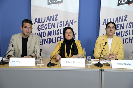 Pressekonferenz von CLAIM in Berlin