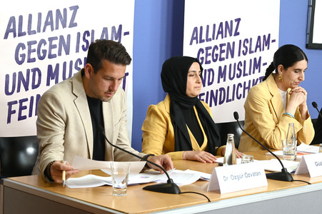 Pressekonferenz von CLAIM in Berlin
