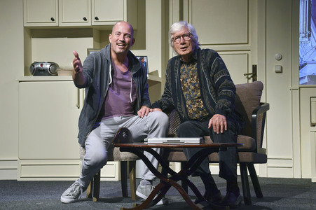 Theaterprobe 'Monsieur Pierre geht online' in München