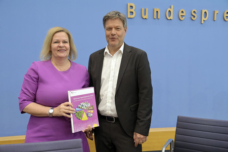Bundespressekonferenz 1. Gleichwertigkeitsbericht der Bundesregierung in Berlin