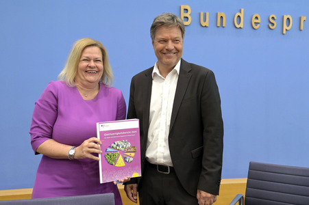 Bundespressekonferenz 1. Gleichwertigkeitsbericht der Bundesregierung in Berlin