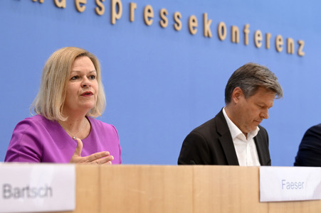 Bundespressekonferenz 1. Gleichwertigkeitsbericht der Bundesregierung in Berlin