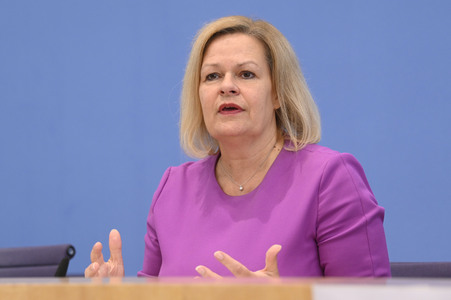 Bundespressekonferenz 1. Gleichwertigkeitsbericht der Bundesregierung in Berlin