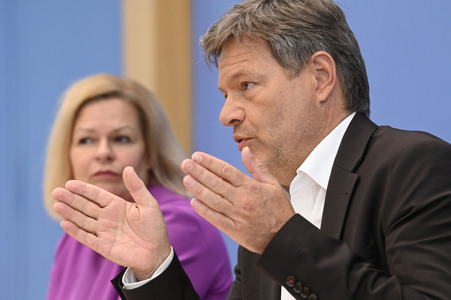 Bundespressekonferenz 1. Gleichwertigkeitsbericht der Bundesregierung in Berlin