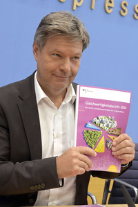 Bundespressekonferenz 1. Gleichwertigkeitsbericht der Bundesregierung in Berlin