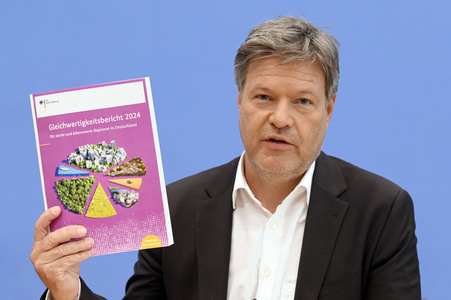 Bundespressekonferenz 1. Gleichwertigkeitsbericht der Bundesregierung in Berlin