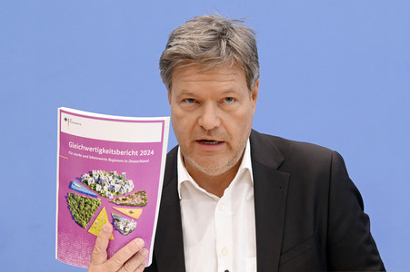 Bundespressekonferenz 1. Gleichwertigkeitsbericht der Bundesregierung in Berlin