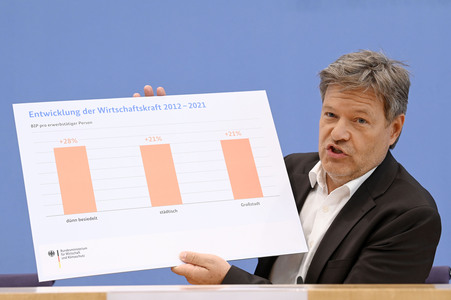 Bundespressekonferenz 1. Gleichwertigkeitsbericht der Bundesregierung in Berlin