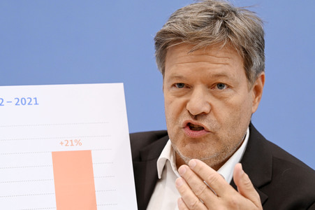 Bundespressekonferenz 1. Gleichwertigkeitsbericht der Bundesregierung in Berlin