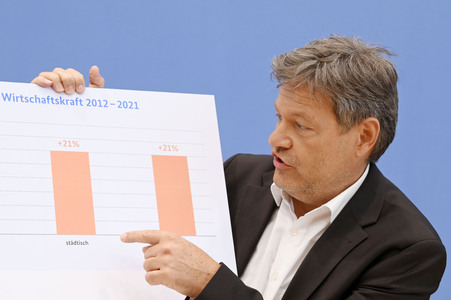 Bundespressekonferenz 1. Gleichwertigkeitsbericht der Bundesregierung in Berlin