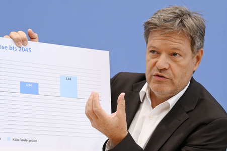 Bundespressekonferenz 1. Gleichwertigkeitsbericht der Bundesregierung in Berlin