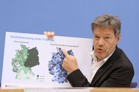 Bundespressekonferenz 1. Gleichwertigkeitsbericht der Bundesregierung in Berlin