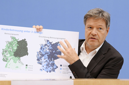Bundespressekonferenz 1. Gleichwertigkeitsbericht der Bundesregierung in Berlin