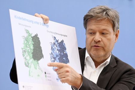 Bundespressekonferenz 1. Gleichwertigkeitsbericht der Bundesregierung in Berlin