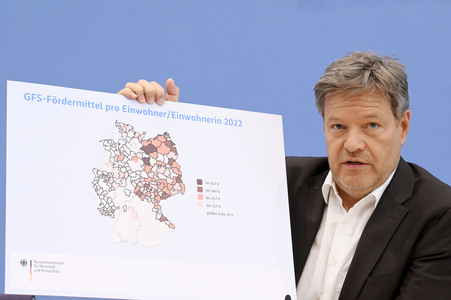 Bundespressekonferenz 1. Gleichwertigkeitsbericht der Bundesregierung in Berlin