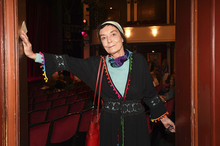 Theaterpremiere 'Monsieur Pierre geht online' in München