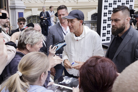 Ankunft von Clive Owen, Karlovy Vary International Film Festival 2024