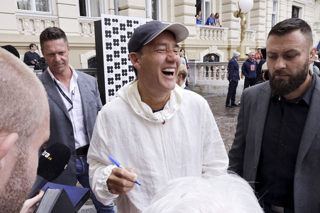 Ankunft von Clive Owen, Karlovy Vary International Film Festival 2024