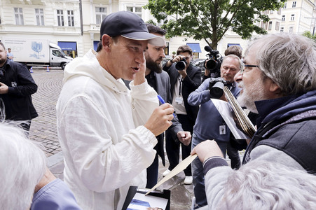 Ankunft von Clive Owen, Karlovy Vary International Film Festival 2024