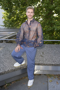 Dawid Tomaszewski Präsentation und Ausstellungseröffnung auf der Berlin Fashion Week S/S 2025 in Berlin