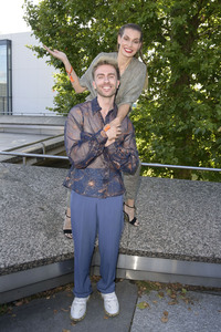 Dawid Tomaszewski Präsentation und Ausstellungseröffnung auf der Berlin Fashion Week S/S 2025 in Berlin