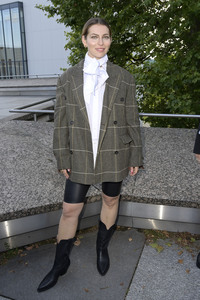 Dawid Tomaszewski Präsentation und Ausstellungseröffnung auf der Berlin Fashion Week S/S 2025 in Berlin