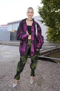 Dawid Tomaszewski Präsentation und Ausstellungseröffnung auf der Berlin Fashion Week S/S 2025 in Berlin