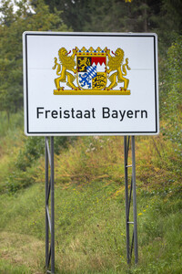 Symbolfoto Verkehrstafel Bundesland