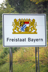 Symbolfoto Verkehrstafel Bundesland