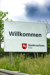 Symbolfoto Verkehrstafel Bundesland